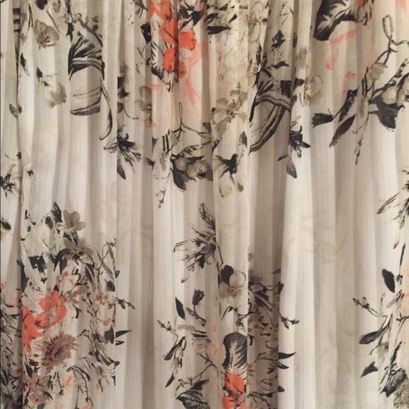 Long sleeved floral blouse - Picture 2 of 3